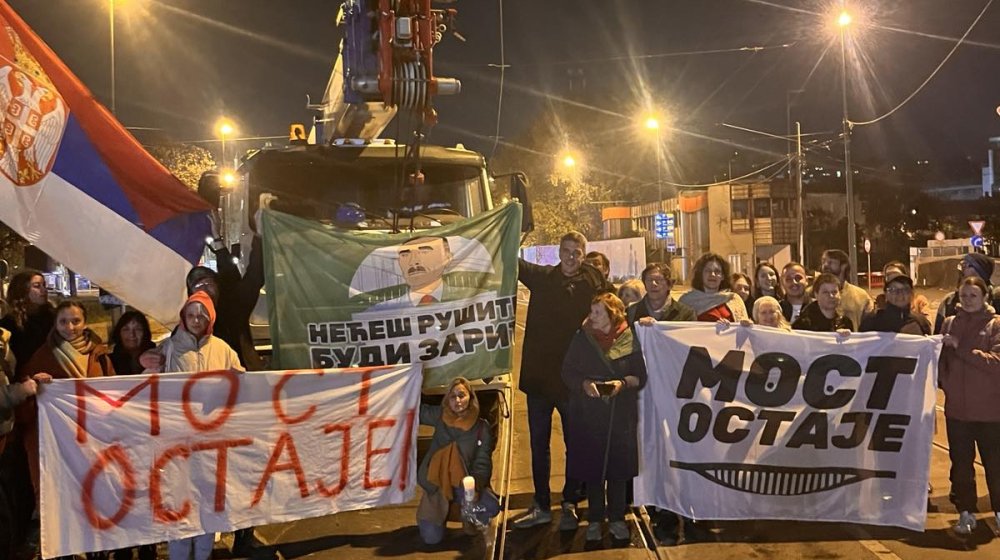 Počelo rušenje Starog savskog mosta: Organizatori protesta protiv rušenja mosta poručili da su uspeli da odbrane novobeogradsku stranu mosta, ali i dalje pozivaju građane (FOTO, VIDEO) 1