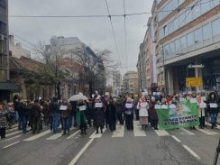 Pokušao autom da prođe kroz kolonu: Manji incidenti na blokadi ispred RTS-a (FOTO, VIDEO) 2