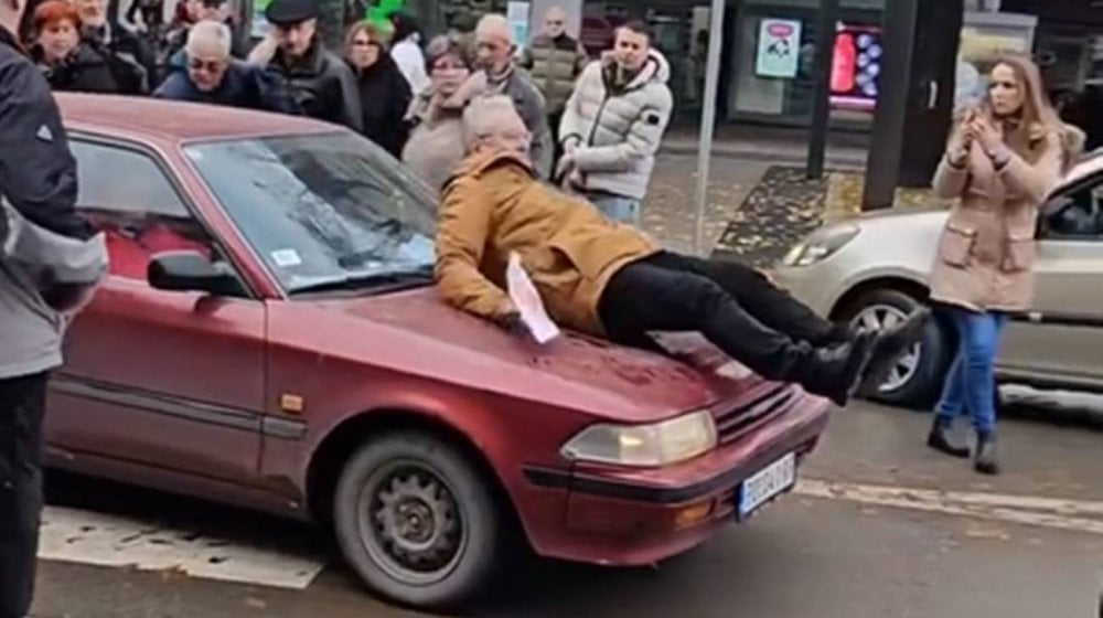 Da li je nasilnička vožnja kada se autom zaletite u ljude na protestu?