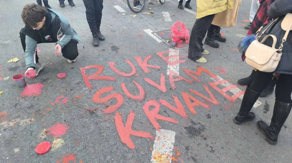 (FOTO, VIDEO) Protestna šetnja u Novom Sadu "Bulevar krvavih tragova": Došlo do verbalnog incidenta, na ivici sukoba, tokom prolaska pored prostorija SNS 10