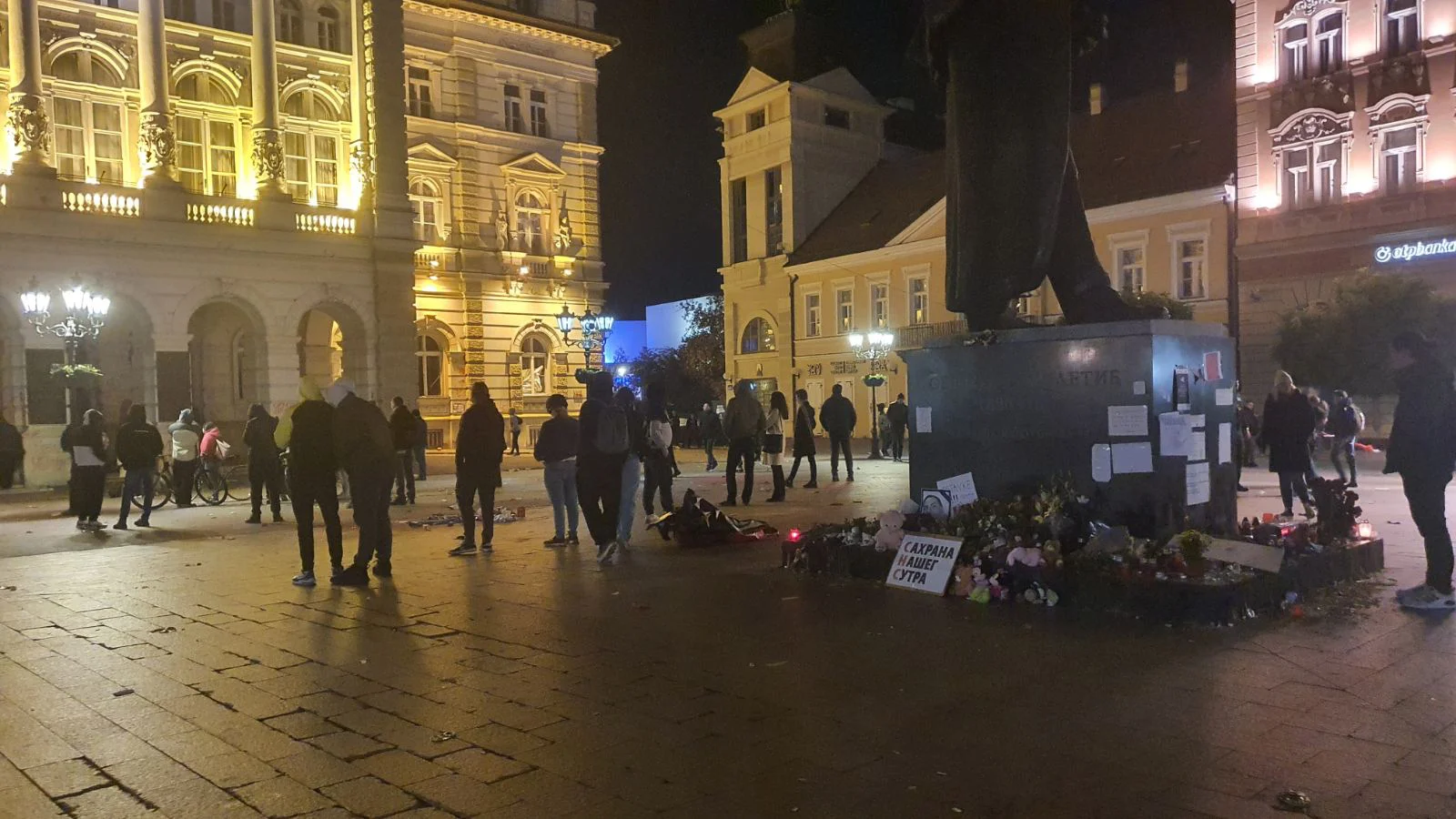 Završen protest u Novom Sadu: Nasilje, razbijanje Gradske skupštine, Vučić u prostorijama SNS, privedeni Ješić i Pogačar (FOTO, VIDEO) 7