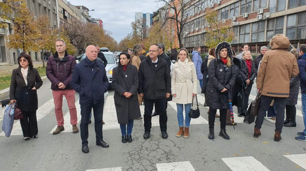 Protest Zastani Srbijo održan u Novom Sadu mirno, ali uz provokacije (FOTO/VIDEO) 10