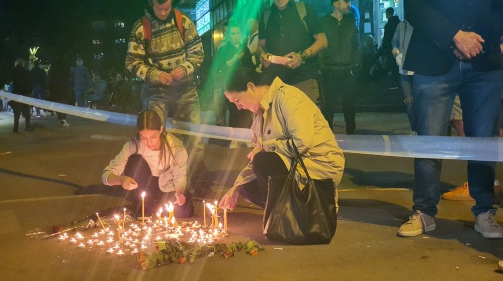 (VIDEO, FOTO) Građani pale sveće žrtvama nesreće u Novom Sadu 1