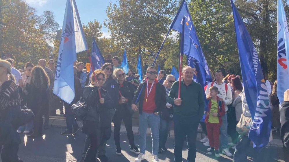 „Ujedinila nas je ista muka“: Počeo protest prosvetara ispred Skupštine Srbije 11