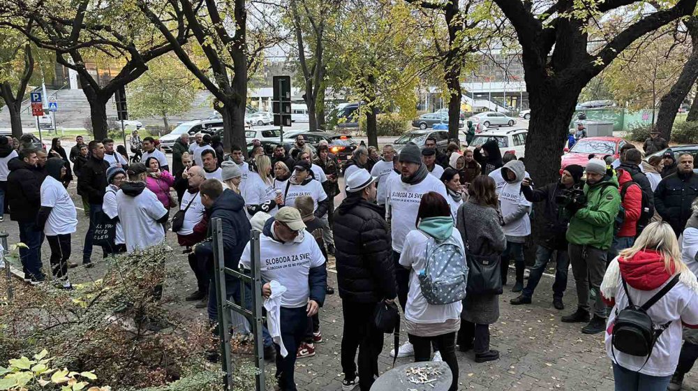 Počeo skup "Sloboda za sve" ispred suda u Novom Sadu: Podrška Bačulovu i ostalim uhapšenima (FOTO/VIDEO) 10