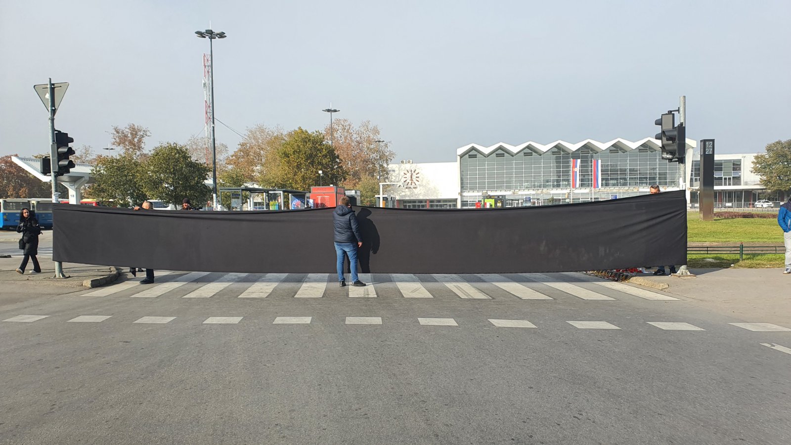 Protest u Novom Sadu: Blokiran saobraćaj kod Železničke stanice, građani boje raskrsnicu crvenom bojom (FOTO, VIDEO) 2