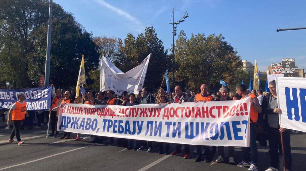 „I naše porodice zaslužuju dostojanstvo “: Protest prosvetara ispred Skupštine Srbije, počela šetnja do Vlade 11