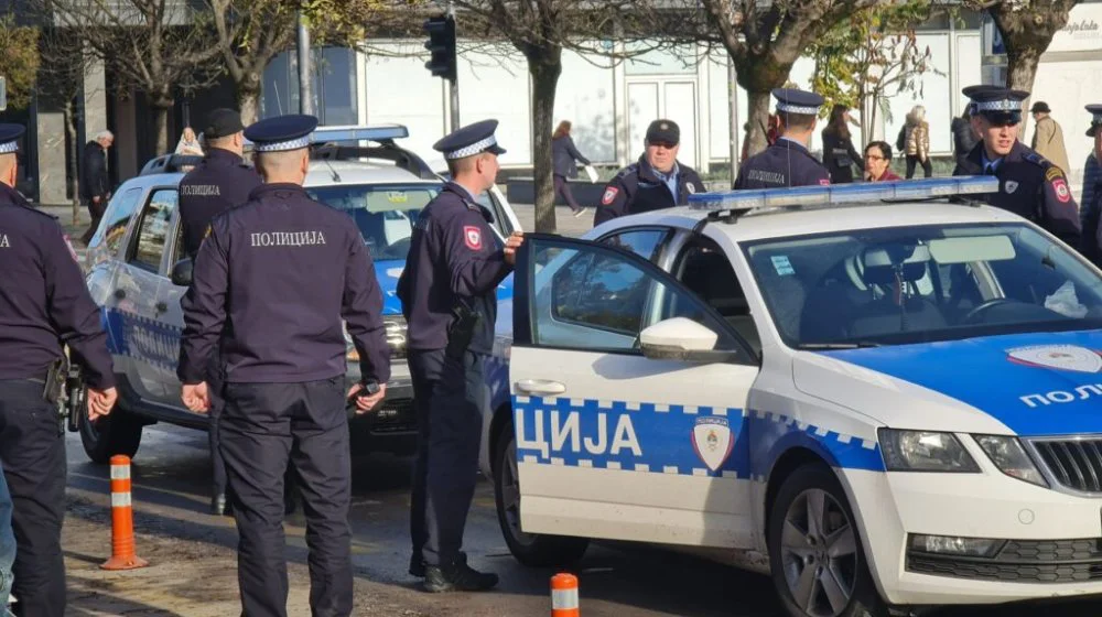 Žene iz Bugojna i Donjeg Vakufa se fotografisale sa zastavom RBiH u Banjaluci: Intervenisale dve policijske patrole 10