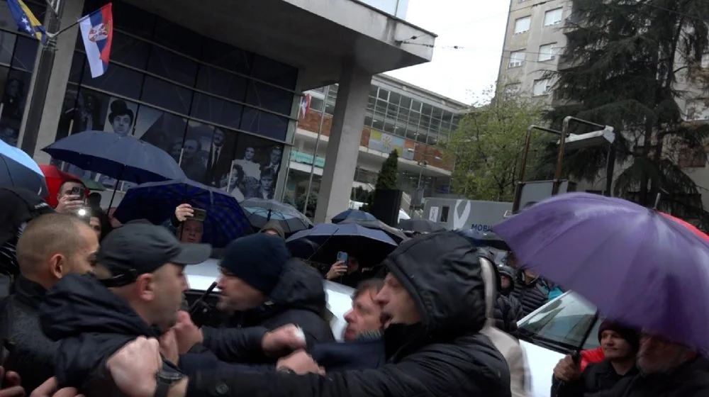 Incidenti tokom blokade kod zgrade RTS (VIDEO) 1