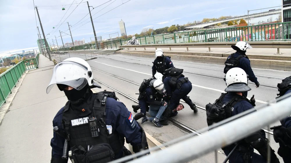 Most ostaje: Na Starom savskom mostu kordon policije za razbijanje demonstracija, protest sutra 7