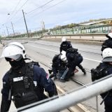 Most ostaje: Na Starom savskom mostu kordon policije za razbijanje demonstracija, protest sutra 7