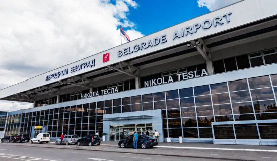 Dobro došli u Srbiju: Beogradski aerodrom ima zanimljiv natpis koji dočekuje ljude koji slete, i situacija je presmešna ali i razumljiva 11