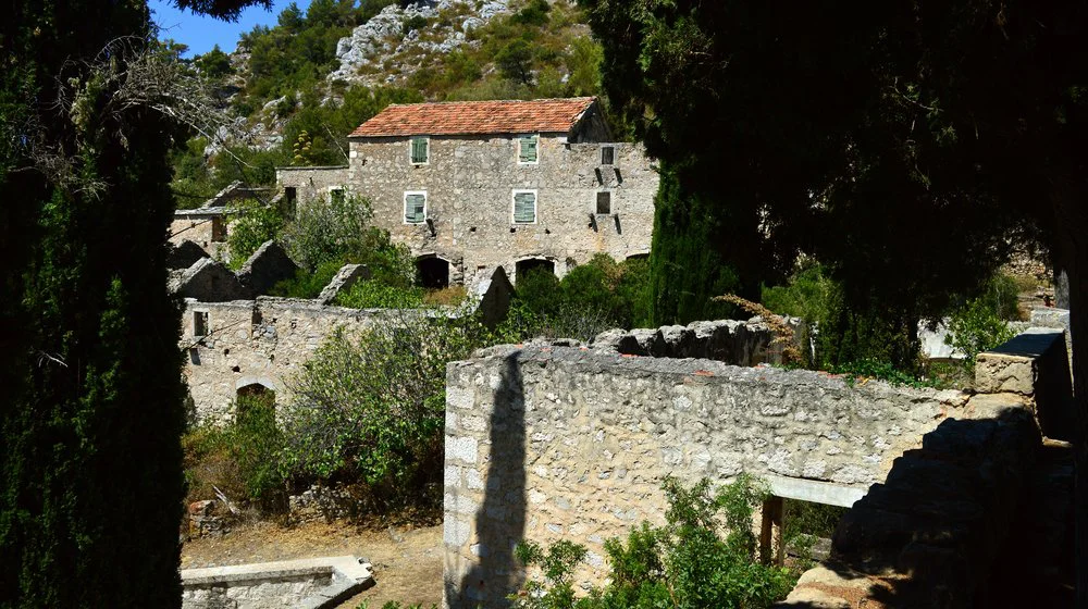 Selo bez stanovnika u koje svi dolaze na jagnjetinu ispod sača 9