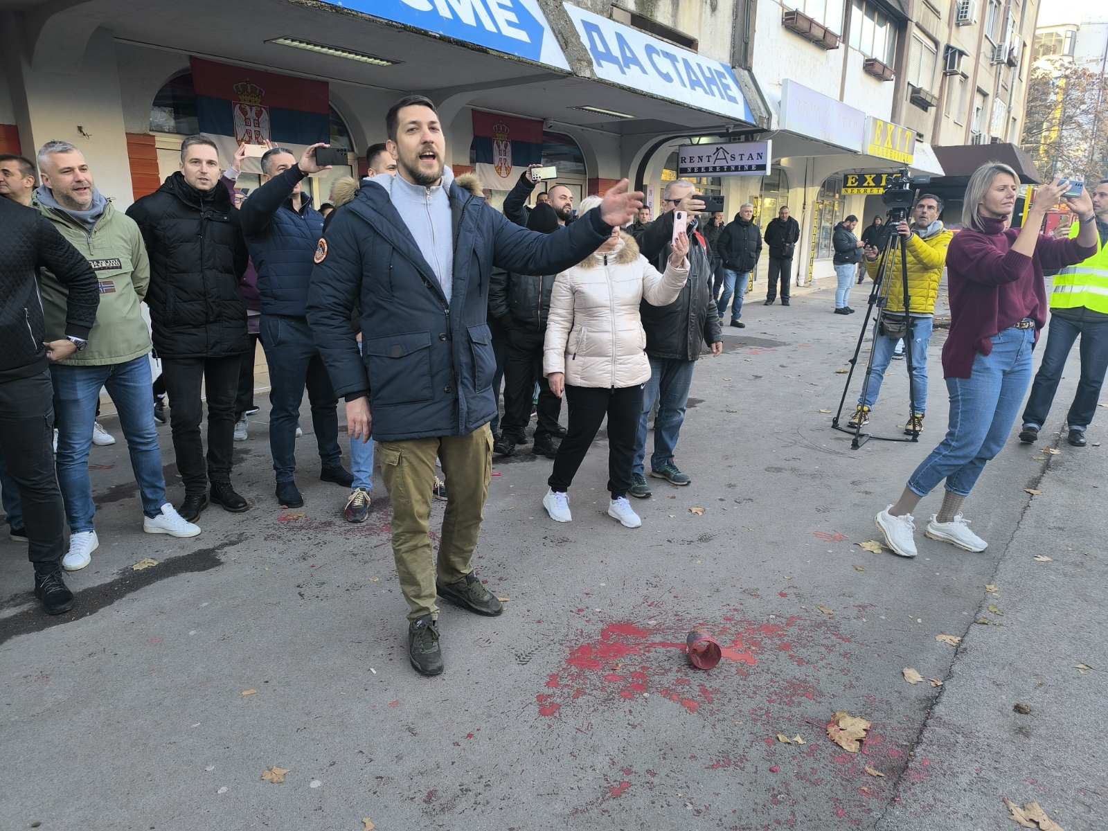 (FOTO, VIDEO) Završen protest u Novom Sadu "Bulevar krvavih tragova": Došlo do verbalnog incidenta, na ivici sukoba, tokom prolaska pored prostorija SNS 3