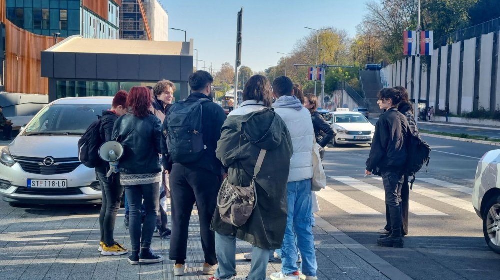 Studenti se okupljaju na Prokopu za oranizovani odlazak na protestni skup u Novom Sadu 11