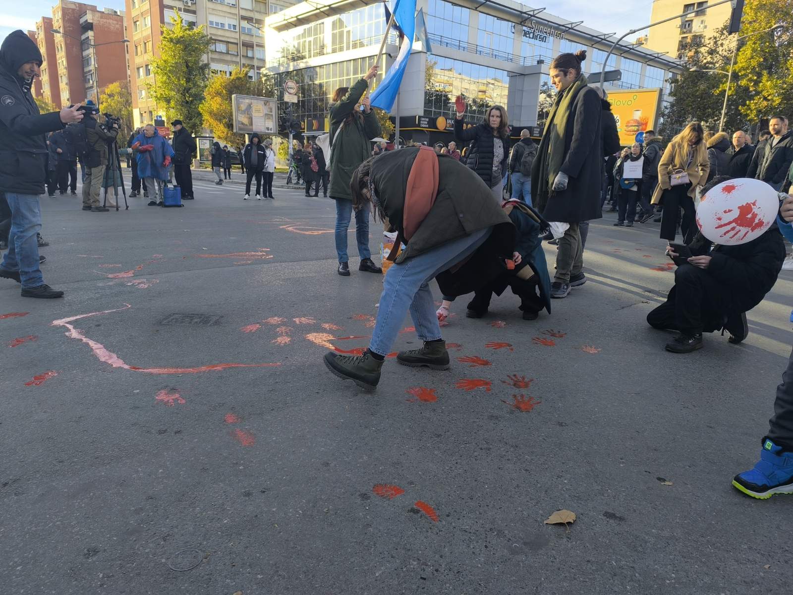 (FOTO, VIDEO) Završen protest u Novom Sadu "Bulevar krvavih tragova": Došlo do verbalnog incidenta, na ivici sukoba, tokom prolaska pored prostorija SNS 5