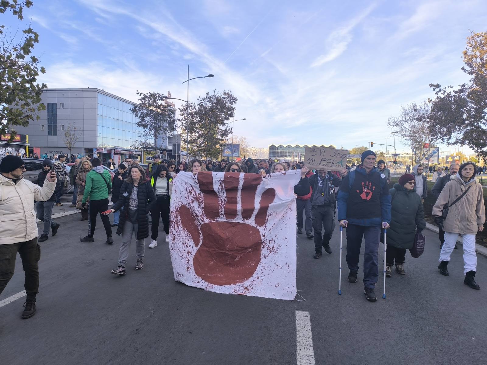 (FOTO, VIDEO) Završen protest u Novom Sadu "Bulevar krvavih tragova": Došlo do verbalnog incidenta, na ivici sukoba, tokom prolaska pored prostorija SNS 2