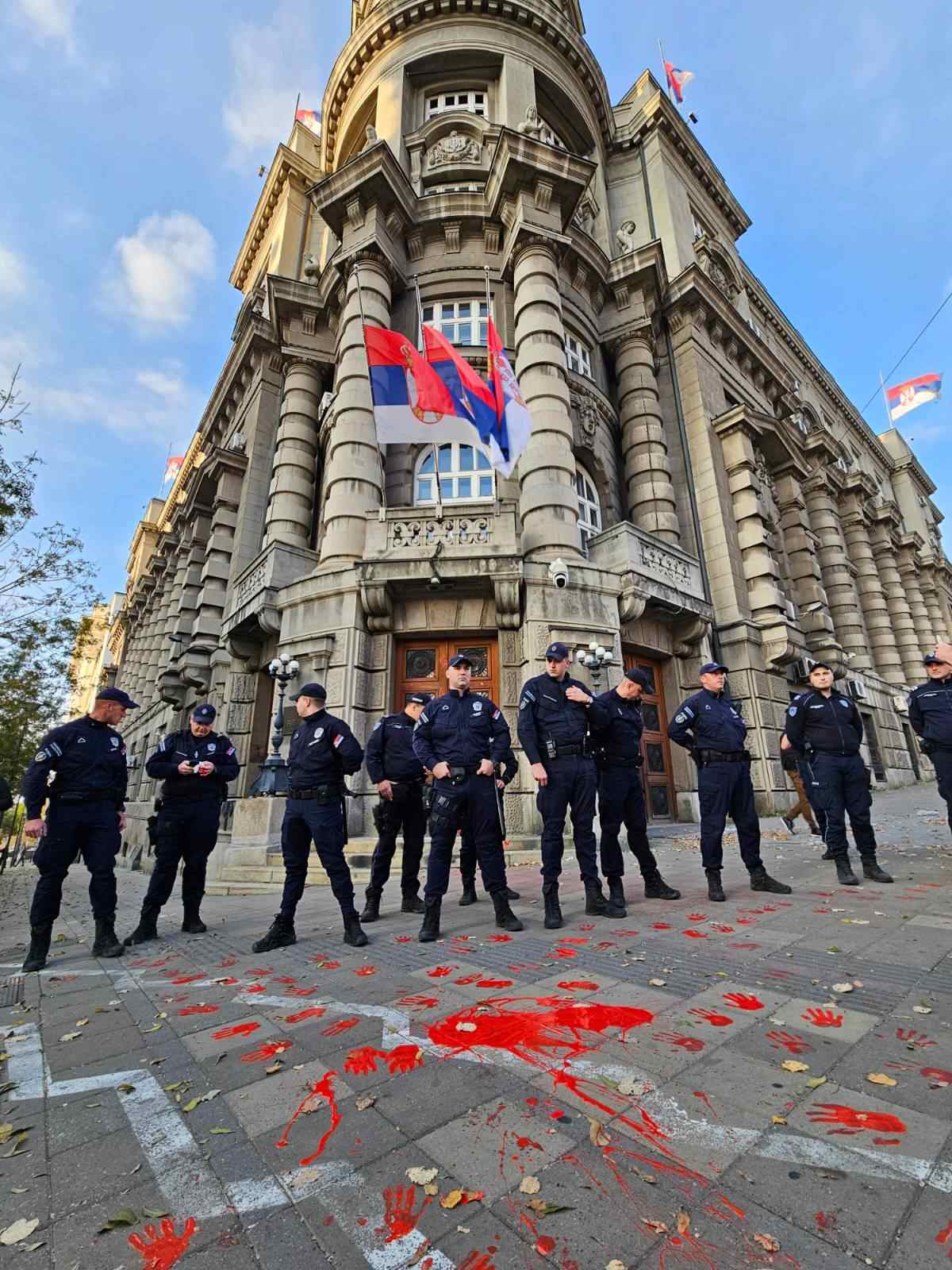 Krvave su vam ruke: Poručili poslanici ZLF-a ispred Vlade Srbije 2