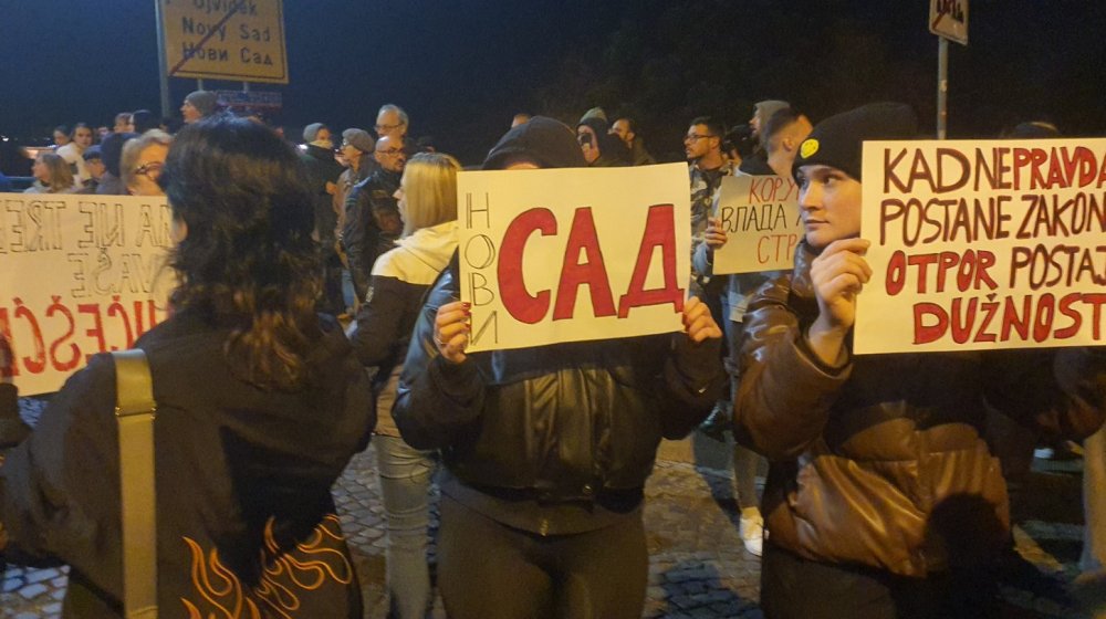 UŽIVO Počela blokada Varadinskog mosta zbog tragedije u Novom Sadu: Ostavka Vučevića jedan od tri glavna zahteva (FOTO, VIDEO) 7