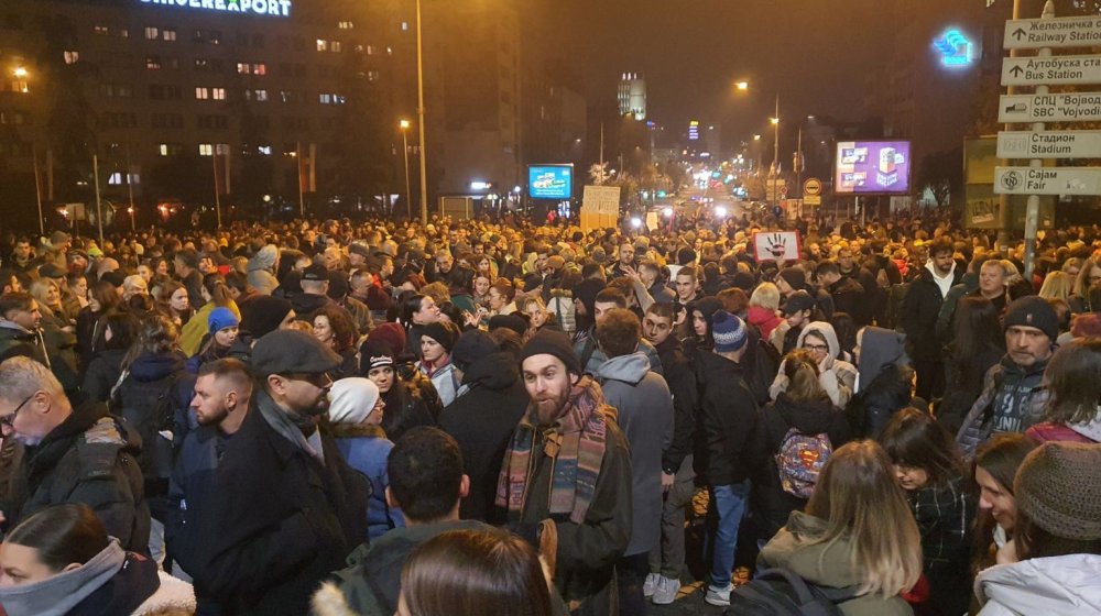 UŽIVO Blokada Varadinskog mosta zbog tragedije u Novom Sadu: Sa razglasa se čuju govori Vučića, Vučevića i Maje Gojković koji hvale obnovljenu stanicu, traže se ostavke (VIDEO, FOTO) 15