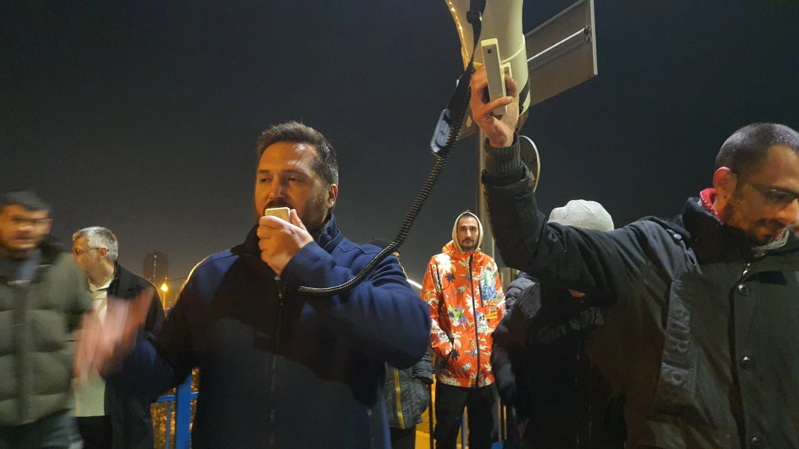 Završena blokada Varadinskog mosta: Vučević najavio još ostavki, aktivistkinje puštene iz pritvora, Ješić se predao policiji, građani poručuju "odgovaraćete" (VIDEO, FOTO) 3