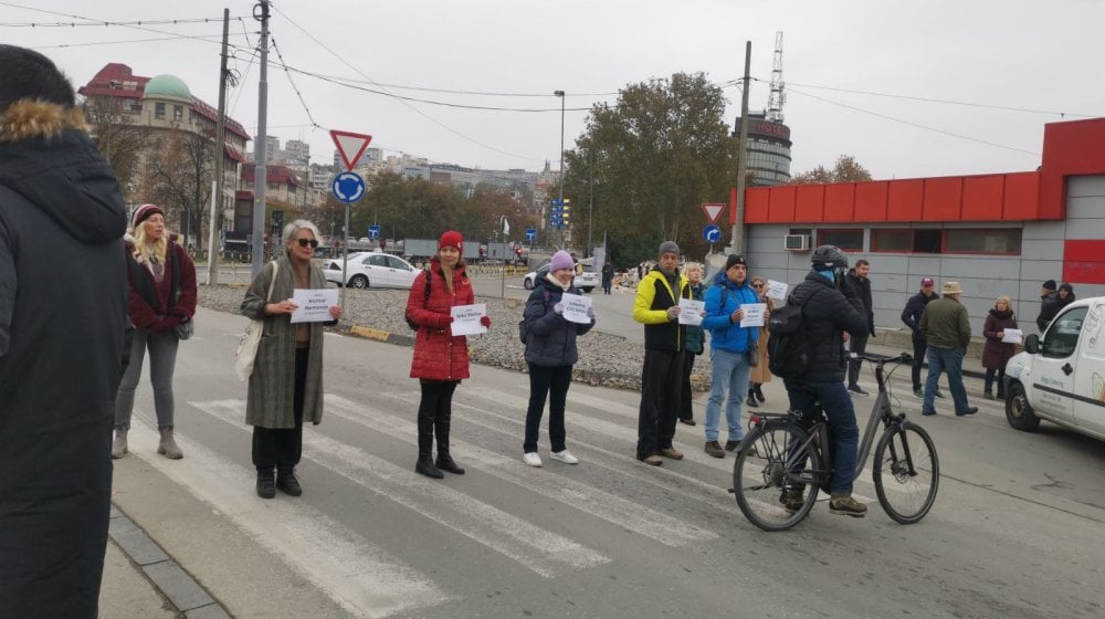 Aktivisti Inicijative "Most ostaje" zaustavili saobraćaj u znak sećanja na žrtve tragedije u Novom Sadu (VIDEO, FOTO) 7