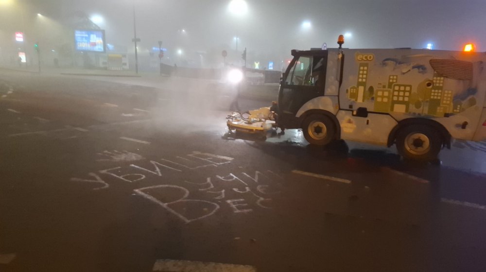 Nakon blokade, JKP Čistoća uklanja natpise "Ubice" sa raskrsnice u Novom Sadu (VIDEO) 1