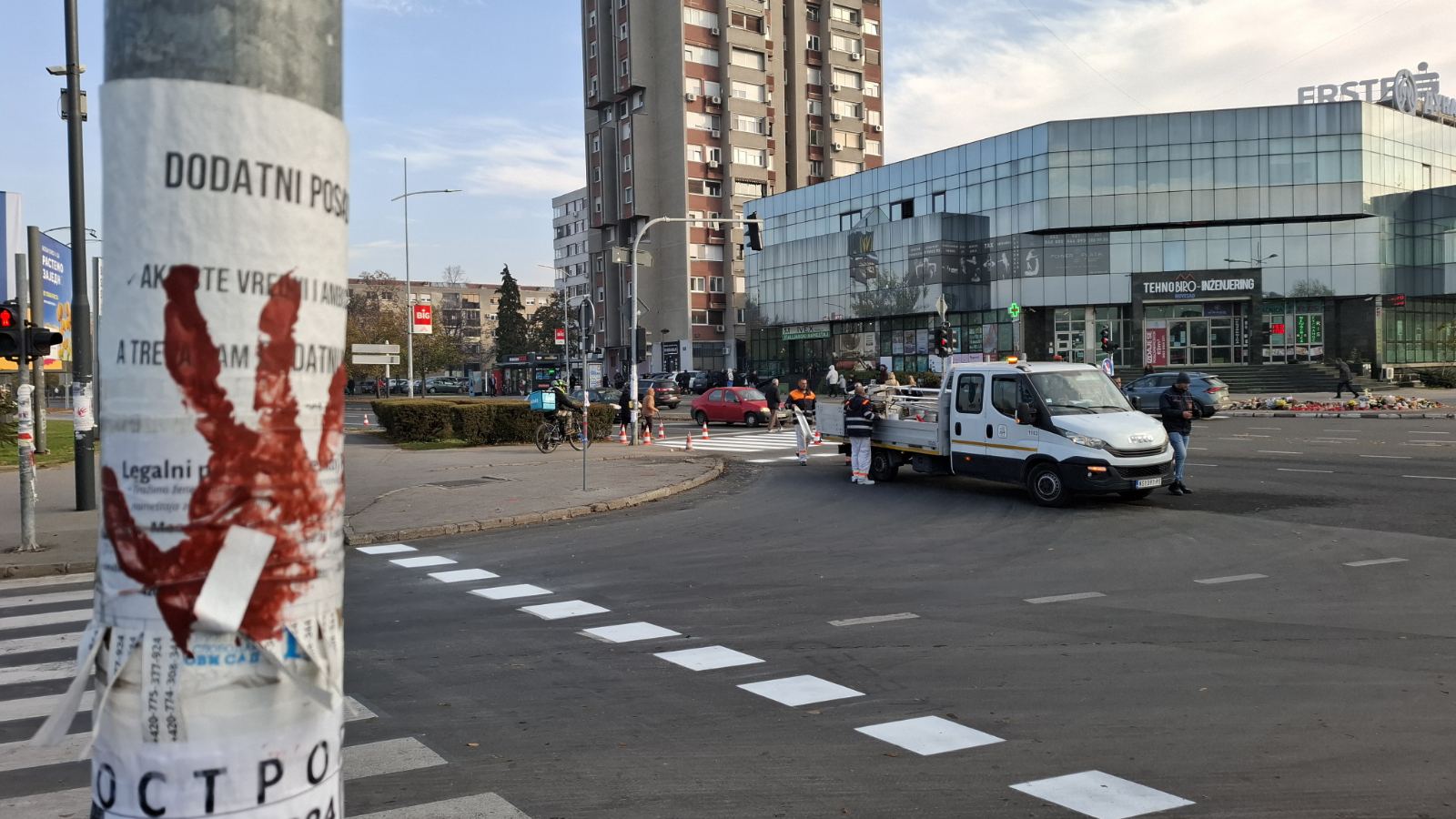 Čišćenje Novog Sada od poruka koje su ostavili građani tokom blokade: Nastavlja se ukrašavanje centra novogodišnjom rasvetom 2