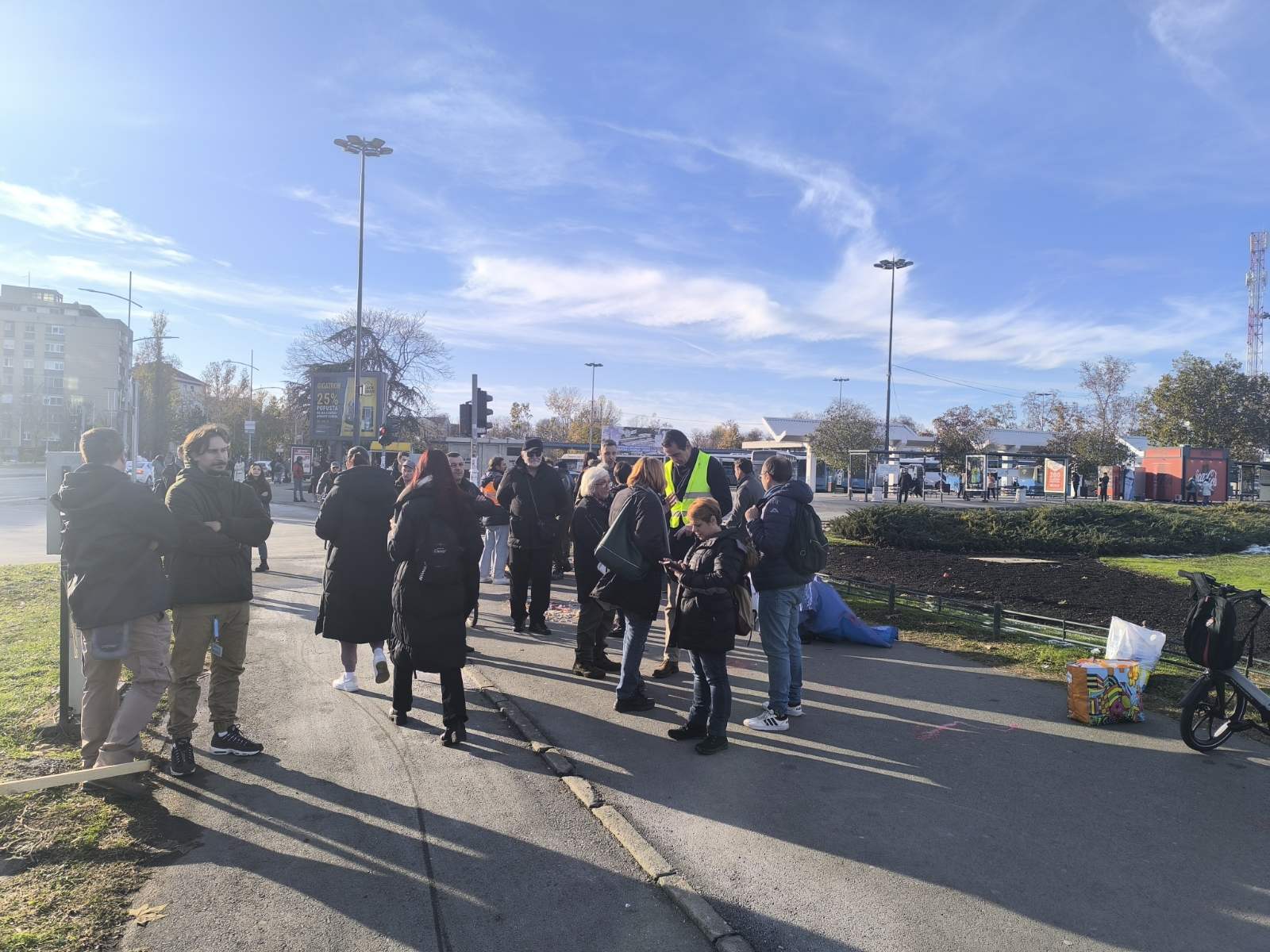 (FOTO, VIDEO) Završen protest u Novom Sadu "Bulevar krvavih tragova": Došlo do verbalnog incidenta, na ivici sukoba, tokom prolaska pored prostorija SNS 6