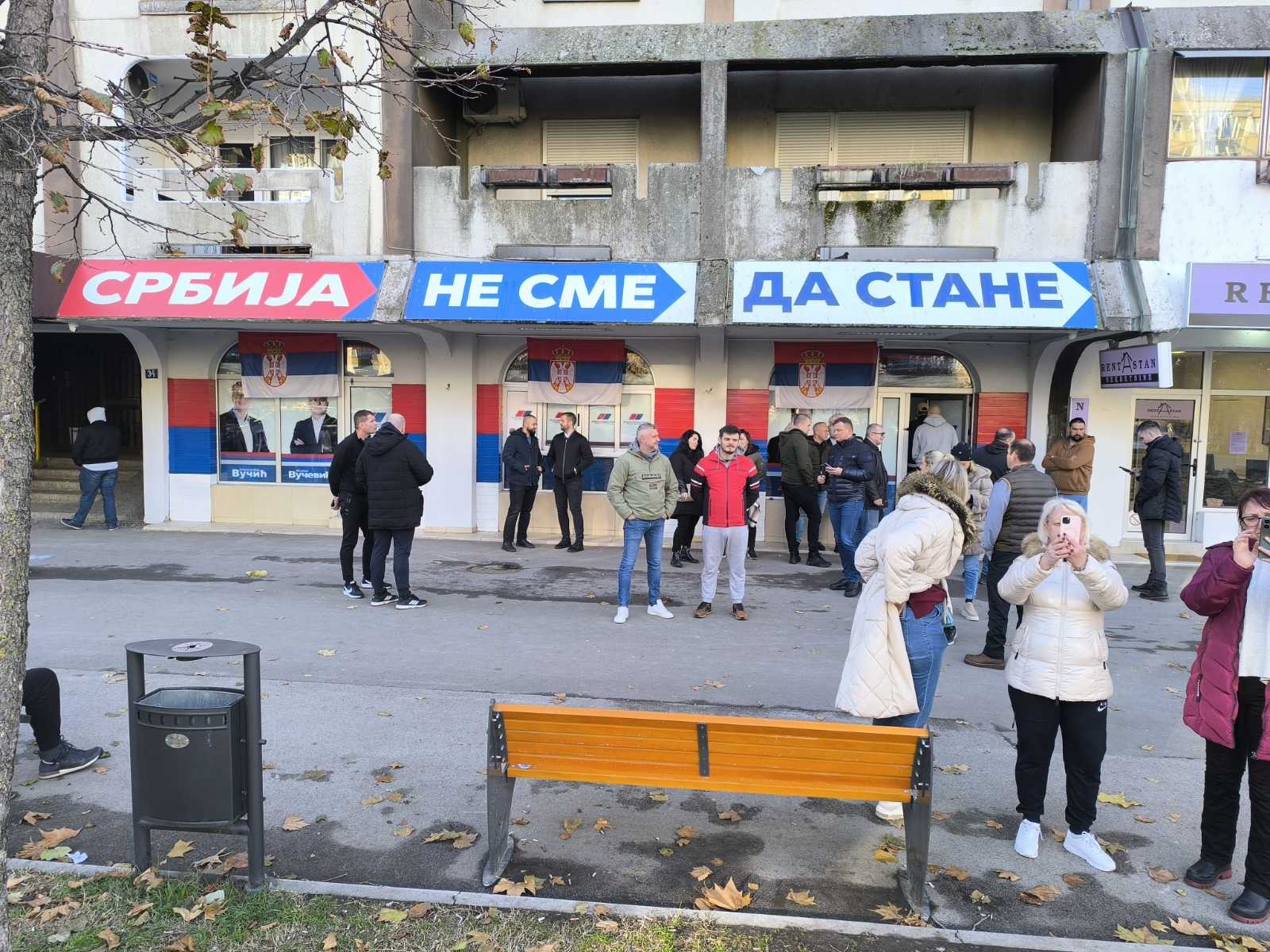 (FOTO, VIDEO) Završen protest u Novom Sadu "Bulevar krvavih tragova": Došlo do verbalnog incidenta, na ivici sukoba, tokom prolaska pored prostorija SNS 7