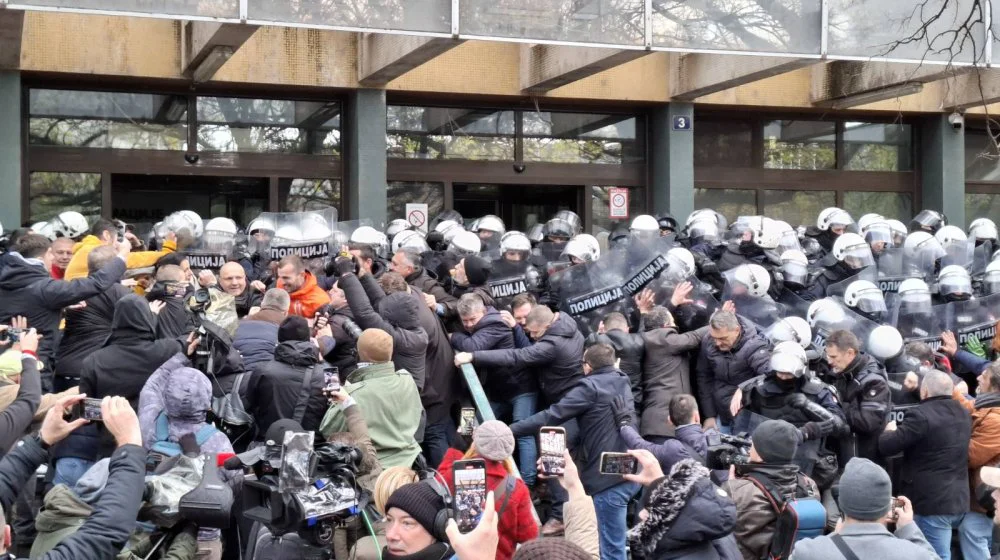 Ilija Kostić pred tužiocem opisao kako su ga tukli u policijskoj stanici: "Rekao mi je da ustanem, pa me je kolenom udario u testise" 11