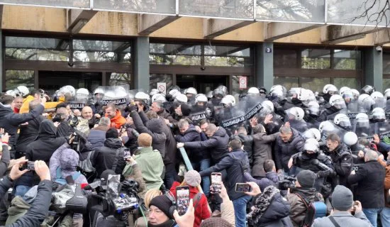 Ilija Kostić pred tužiocem opisao kako su ga tukli u policijskoj stanici: "Rekao mi je da ustanem, pa me je kolenom udario u testise" 9