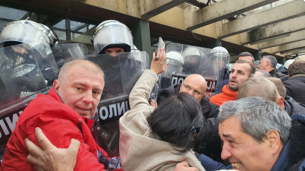 Novosadska opozicija najavila blokadu tužilaštva ako u roku od 24 časa ne započne istragu o zlostavljanju Ilije Kostića od strane policije 10