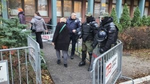 Opozicija u Novom Sadu blokira zgradu suda: Policija pokušala da napravi prolaz za zaposlene, demonstranti je ugurali nazad u dvorište (FOTO, VIDEO) 5