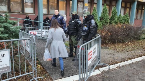 Opozicija u Novom Sadu blokira zgradu suda: Policija pokušala da napravi prolaz za zaposlene, demonstranti je ugurali nazad u dvorište (FOTO, VIDEO) 8