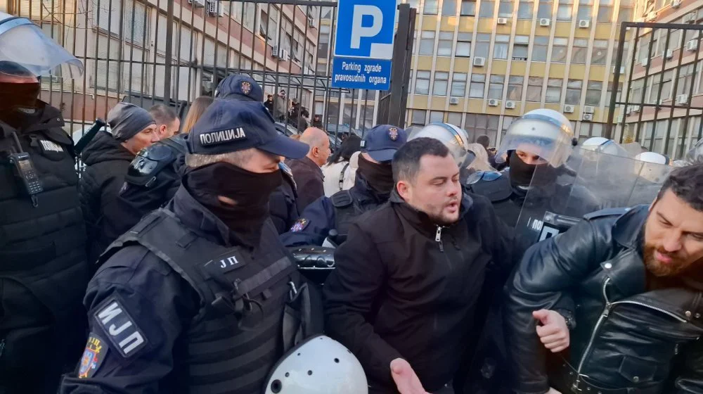 Opozicija u Novom Sadu blokira zgradu suda: Na licu mesta jake policijske snage, poslanici i odbornici ne daju da prođe marica (FOTO, VIDEO) 11