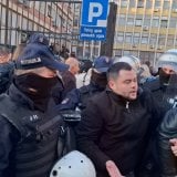 Opozicija u Novom Sadu blokira zgradu suda: Na licu mesta policija i žandarmerija (FOTO, VIDEO) 6