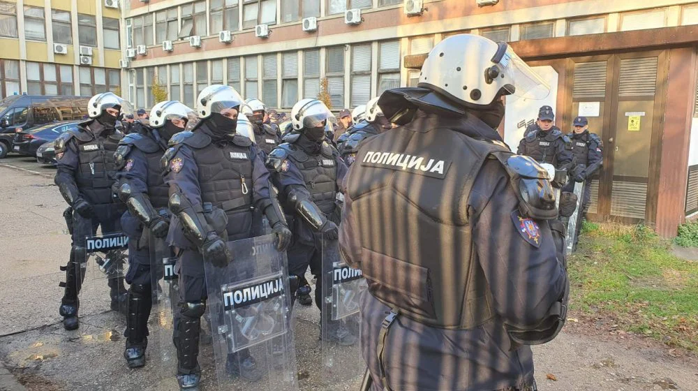 Opozicija u Novom Sadu blokira zgradu suda: Policija pokušala da napravi prolaz za zaposlene, demonstranti je ugurali nazad u dvorište (FOTO, VIDEO) 8