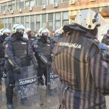 Opozicija u Novom Sadu blokira zgradu suda: Policija pokušala da napravi prolaz za zaposlene, demonstranti je ugurali nazad u dvorište (FOTO, VIDEO) 3