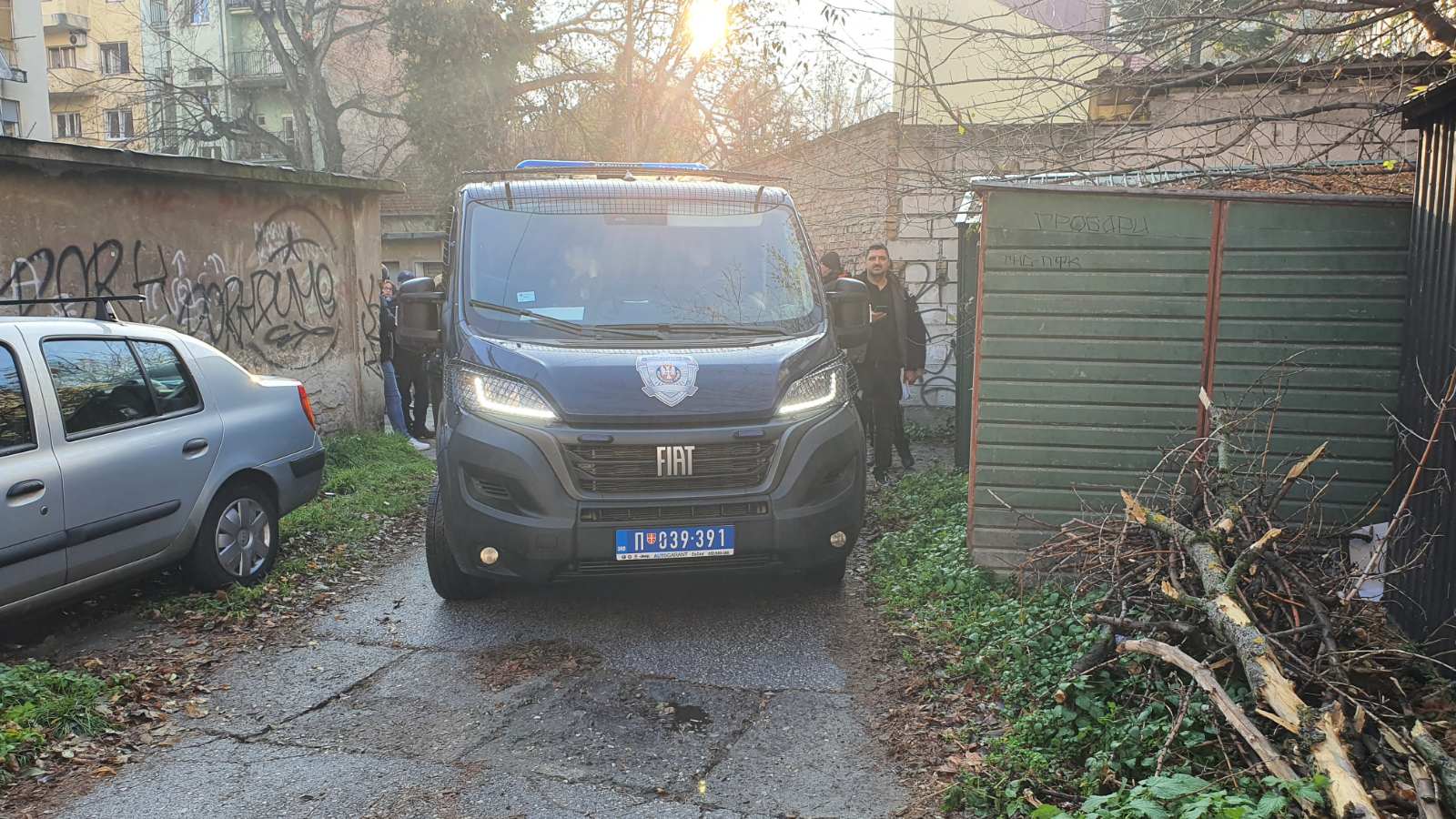 Opozicija u Novom Sadu blokira zgradu suda: Policija pokušala da napravi prolaz za zaposlene, demonstranti je ugurali nazad u dvorište (FOTO, VIDEO) 2