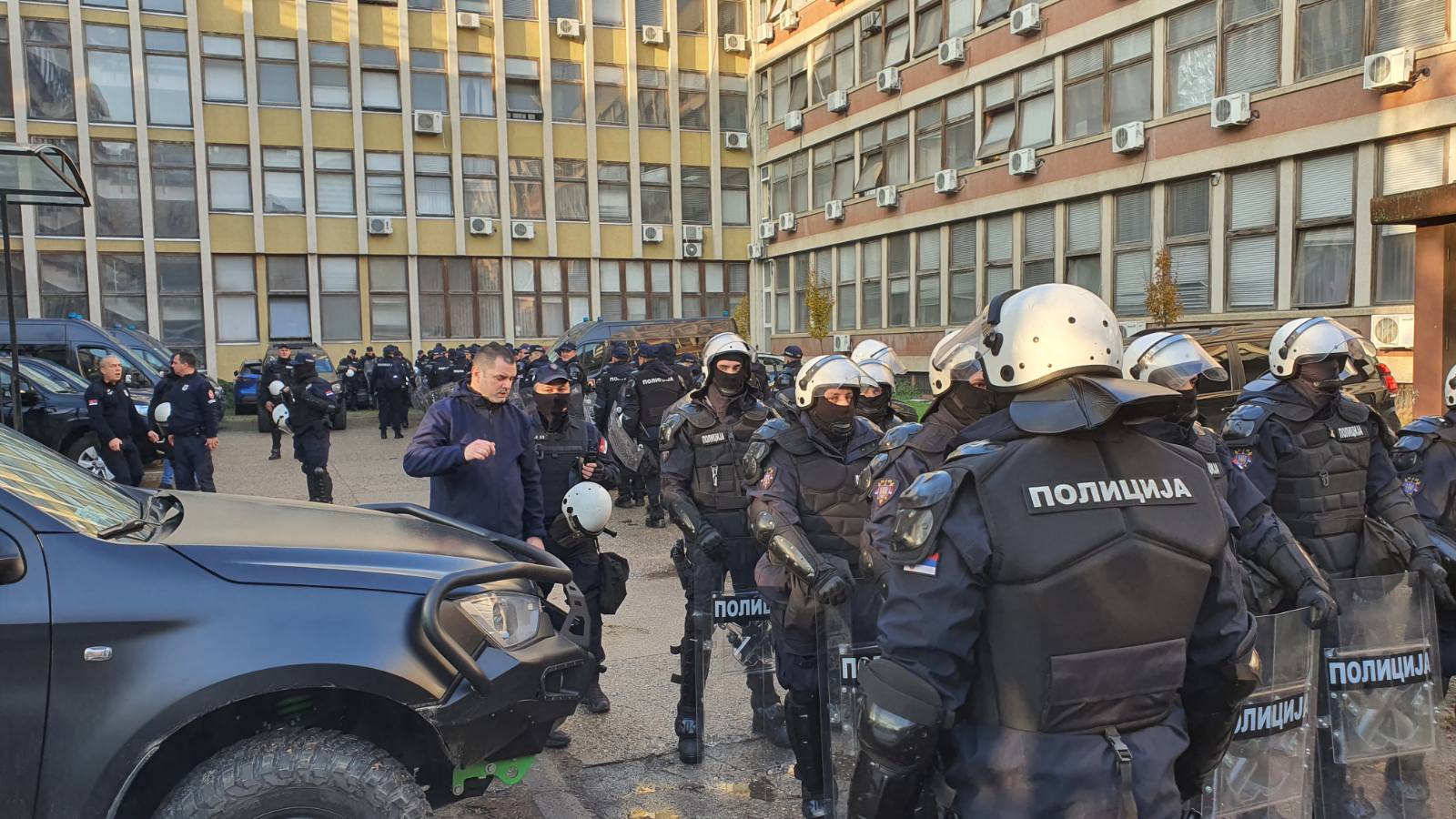 Opozicija u Novom Sadu blokira zgradu suda: Policija pokušala da napravi prolaz za zaposlene, demonstranti je ugurali nazad u dvorište (FOTO, VIDEO) 3