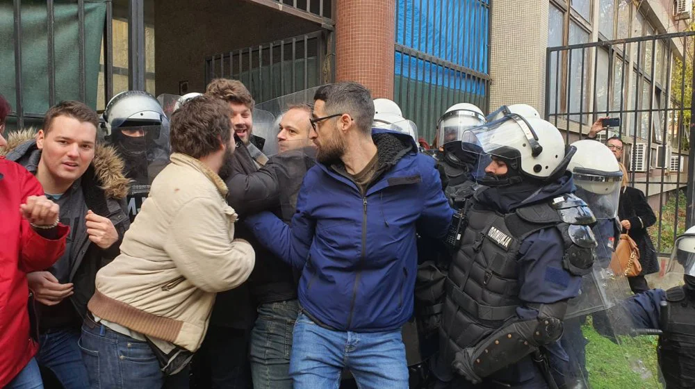 Opozicija u Novom Sadu blokira zgradu suda: Policija pokušala da napravi prolaz za zaposlene, demonstranti je ugurali nazad u dvorište (FOTO, VIDEO) 8