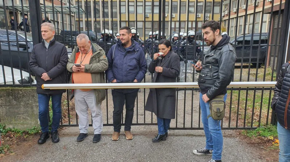 Opozicija u Novom Sadu blokira zgradu suda: Policija pokušala da napravi prolaz za zaposlene, demonstranti je ugurali nazad u dvorište (FOTO, VIDEO) 11