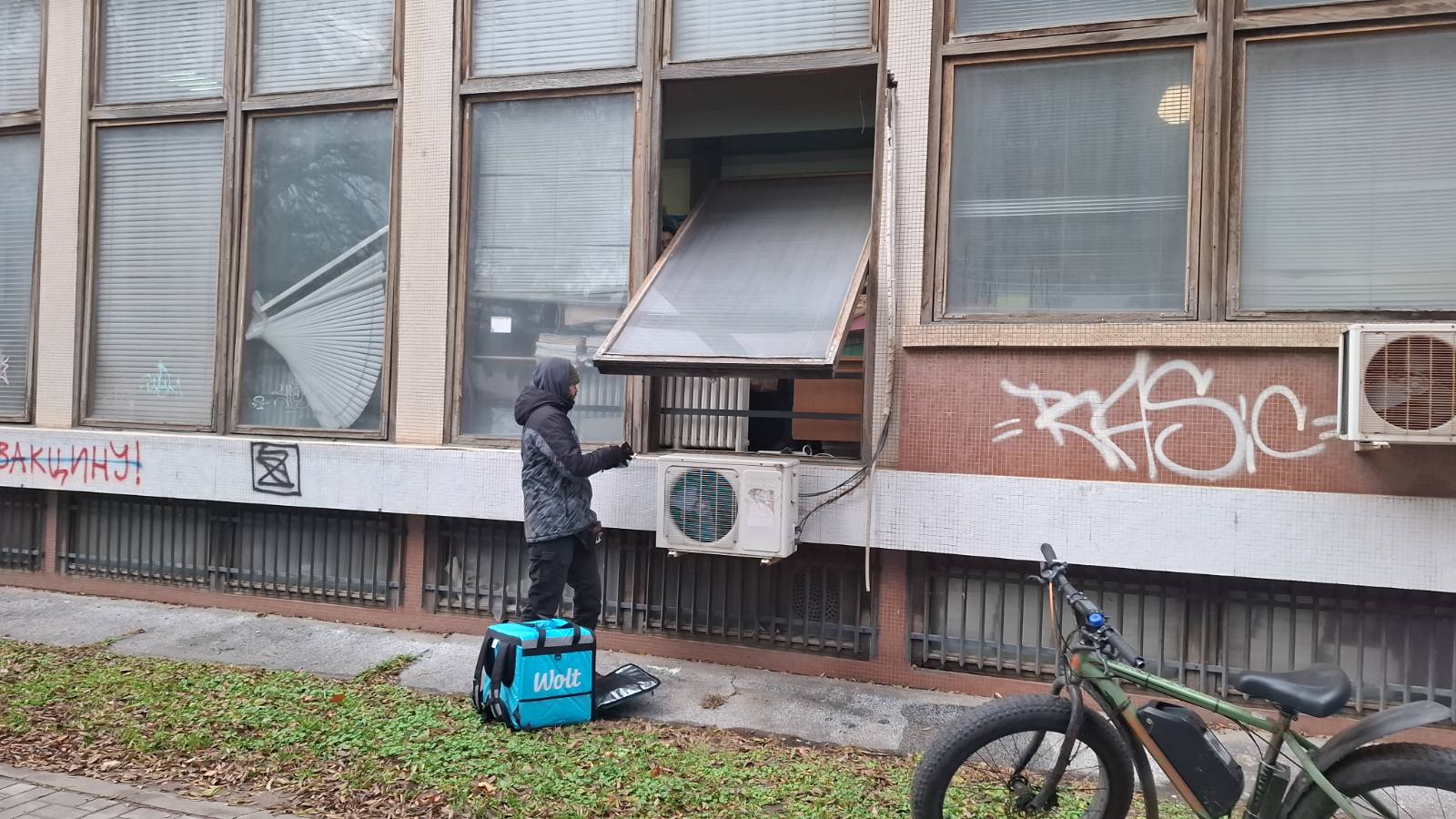 Opozicija u Novom Sadu blokira zgradu suda: Policija pokušala da napravi prolaz za zaposlene, demonstranti je ugurali nazad u dvorište (FOTO, VIDEO) 4