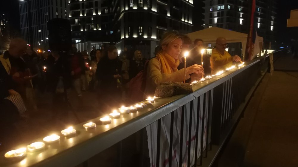 Protest protiv izmeštanja Starog savskog mosta: Aktivisti i građani palili sveće za žrtve iz Novog Sada, organizatori ostaju ispred mosta 7