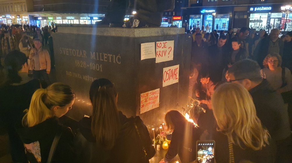 Građani na Trgu slobode pale sveće kod spomenika Svetozaru Miletiću, traže ostavke odgovornih (VIDEO, FOTO) 8