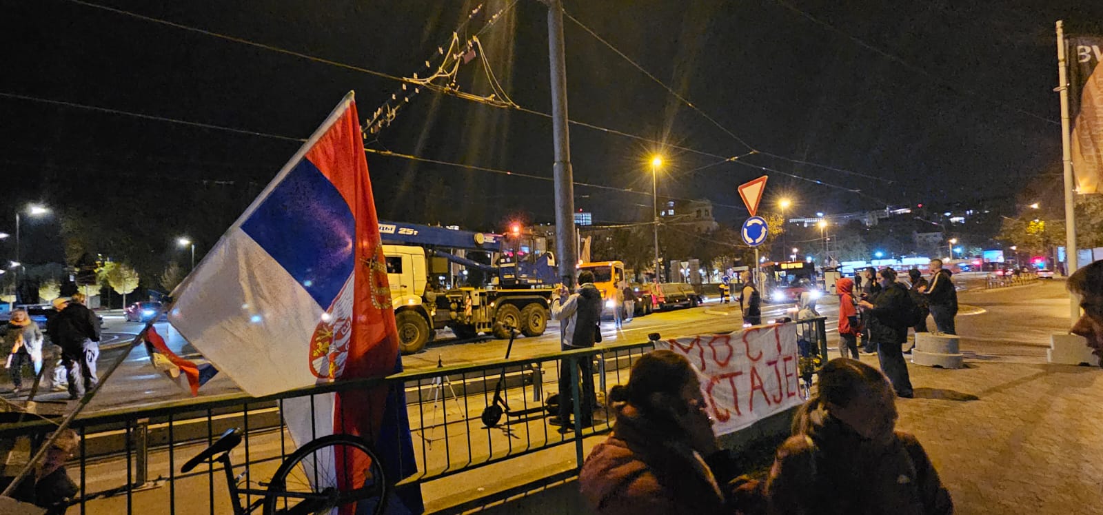 Počelo rušenje Starog savskog mosta: Organizatori protesta protiv rušenja mosta poručili da su uspeli da odbrane novobeogradsku stranu mosta, ali i dalje pozivaju građane (FOTO, VIDEO) 3