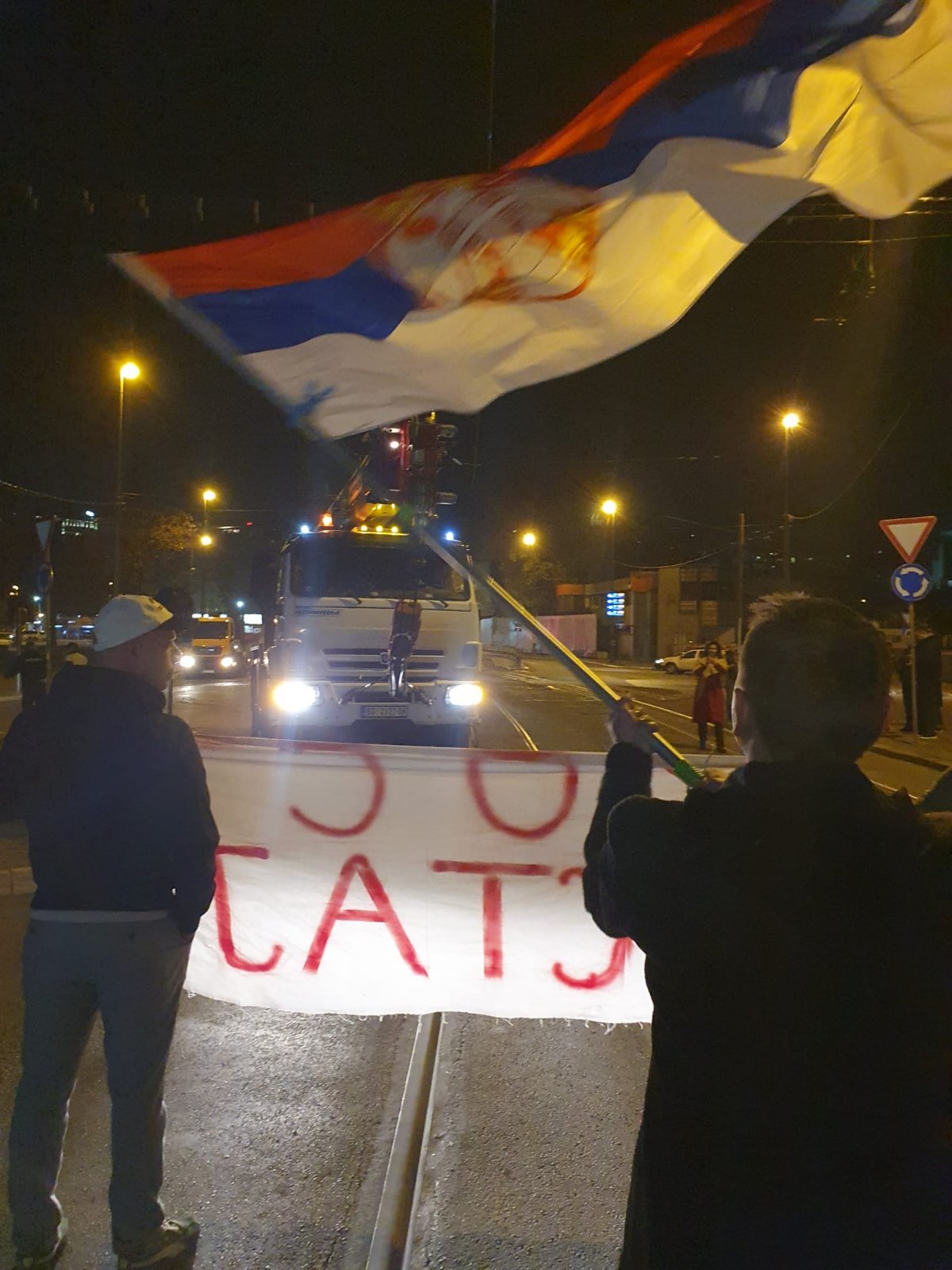 Počelo rušenje Starog savskog mosta: Organizatori protesta protiv rušenja mosta poručili da su uspeli da odbrane novobeogradsku stranu mosta, ali i dalje pozivaju građane (FOTO, VIDEO) 2