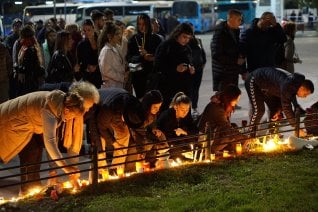 Građani u Novom Sadu odali poštu stradalima, nakon dva sata odblokiran saobraćaj kod Železničke stanice (FOTO) 7