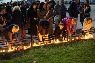 Građani u Novom Sadu odali poštu stradalima, nakon dva sata odblokiran saobraćaj kod Železničke stanice (FOTO) 8